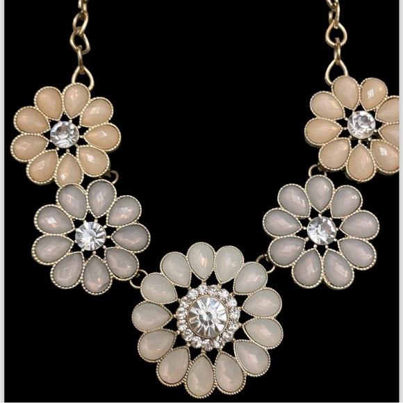 Gorgeous gold chain with flowers in whites, and light cream colors, so pretty - Picture 7 of 7